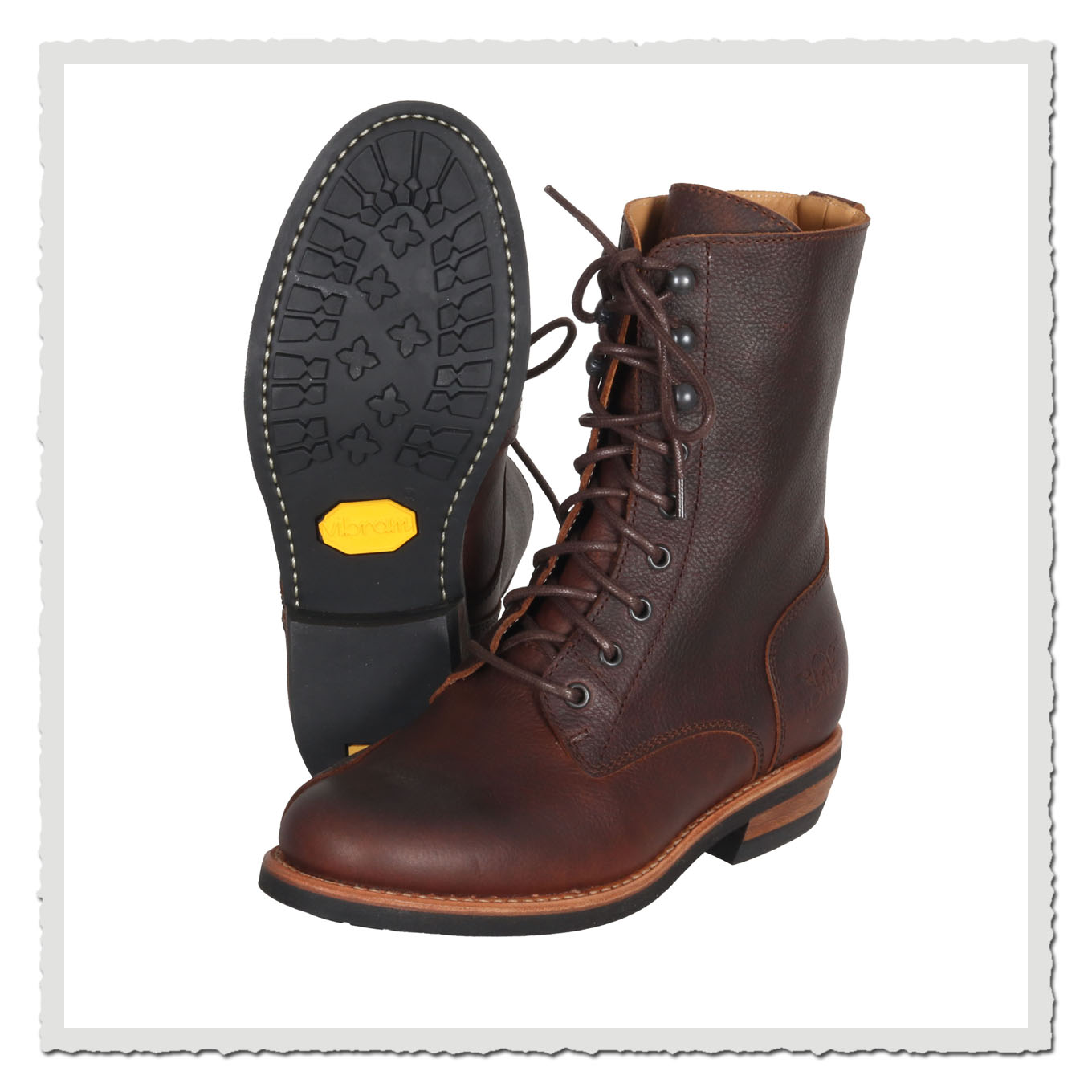 Braune Lederboots, ein Schuh liegend mit sichtbarer Sohle, freigestellt auf hellem Grund.